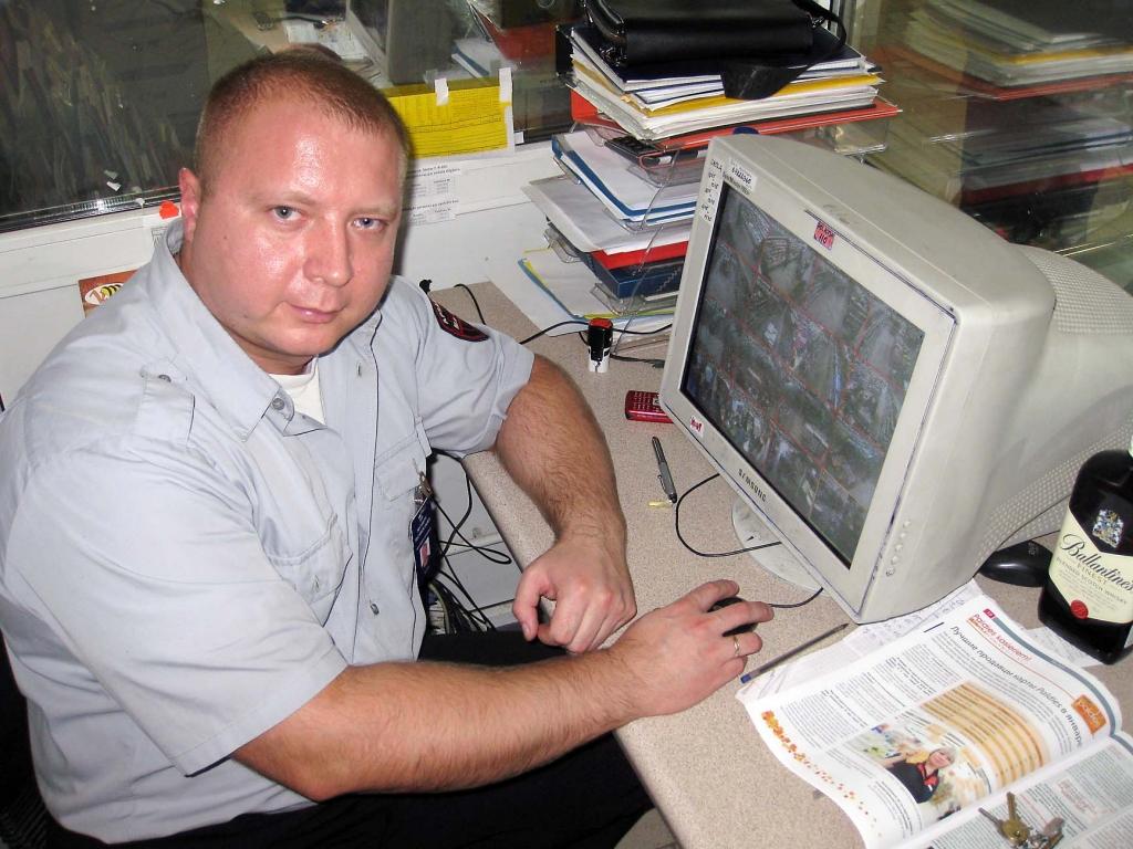 Pieklājība, pacietība, vērība – tās ir īpašības, kuras visaugstāk savā apsarga profesijā vērtē gulbenietis Igors Petrovs (attēlā). “Viņam piemīt šajā darbā nepieciešamā intuīcija. Tā ir Dieva dāvana,” kolēģi raksturo Andrejs Puķīte, kurš arī strādā par apsargu Gulbenes veikalos “Maxima”. 			     
Autors: Diāna Odumiņa