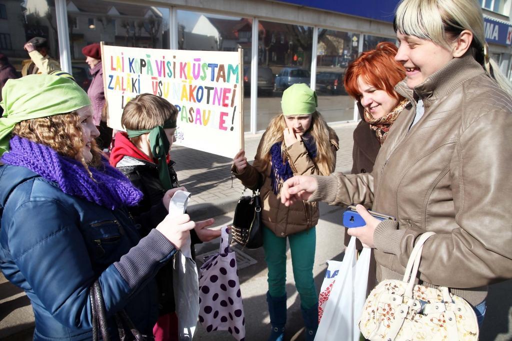 Mīļa un pārsteidzoša akcija! Gulbenes skolēni trešdien dāvināja iedzīvotājiem pašu gatavotus maisiņus, ko ņemt līdzi, ejot uz veikalu. Tā tiek saudzēta daba, uzskata bērni. 			  
Autors: Gatis Bogdanovs