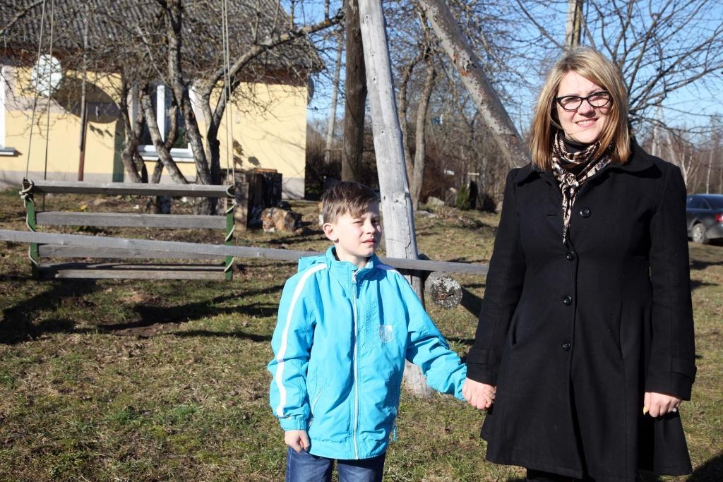 Apņēmīgā un mērķtiecīgā stāķēniete Linda Smagare grib dzīvot un strādāt tepat Gulbenes novadā, ar laiku viņa cer te attīstīt arī savu uzņēmējdarbību. Viņai patīk idejas, kas saistītas ar dažādām sabiedriskajām aktivitātēm. Jau šobrīd Lindas labas gribas iniciatīva ir ierīkot vispusīgu rotaļlaukumu Stāķu bērniem. Pavasaris Lindai ir īpaši mīļš, jo tad tiek svinēta dzimšanas diena gan pašai, gan dēlam Reinim. “Cilvēki vispār pavasarī kļūst aktīvāki, viņiem rodas idejas, viņi domā par saimniekošanu,” saka Linda. 						                    
Autors: Gatis Bogdanovs