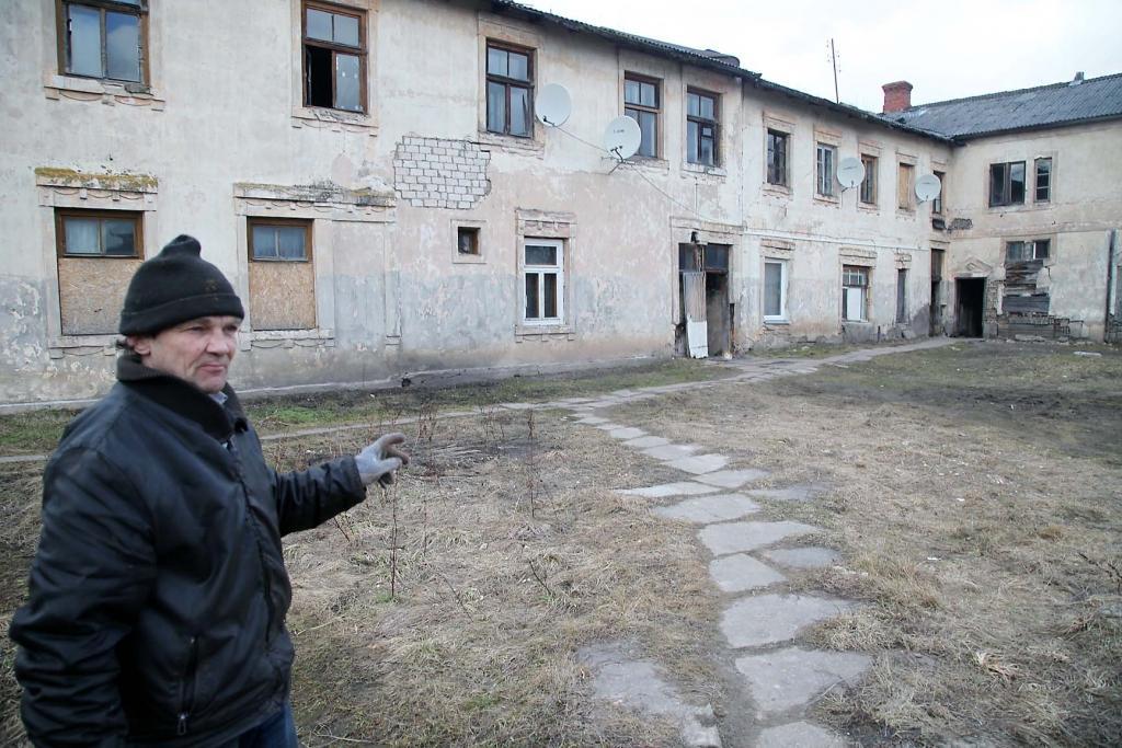 Šī māja ir cietusi vairākos ugunsgrēkos. Gulbenieši saka, ka šī ēka jājauc nost. Taču Gvido Caune, kurš te dzīvo jau astoņus gadus, zina mājas vēsturi un uzskata to par unikālu vērtību. Viņaprāt, ēka ir saglabājama. Šodien te septiņos dzīvokļos mitinās īrnieki. 		   
Autors: Gatis Bogdanovs