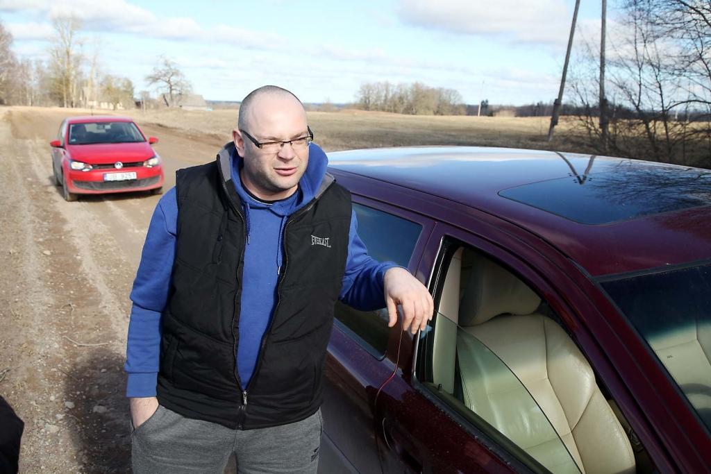 “Tagad, kad te ir nobraucis greiders un atvestas arī šķembas, var teikt, ka ceļš ir ideāls, taču pirms pāris dienām situācija te bija drausmīga,” saka Raivis Liepiņš no Jauntirzas.  		
Autors: Gatis Bogdanovs