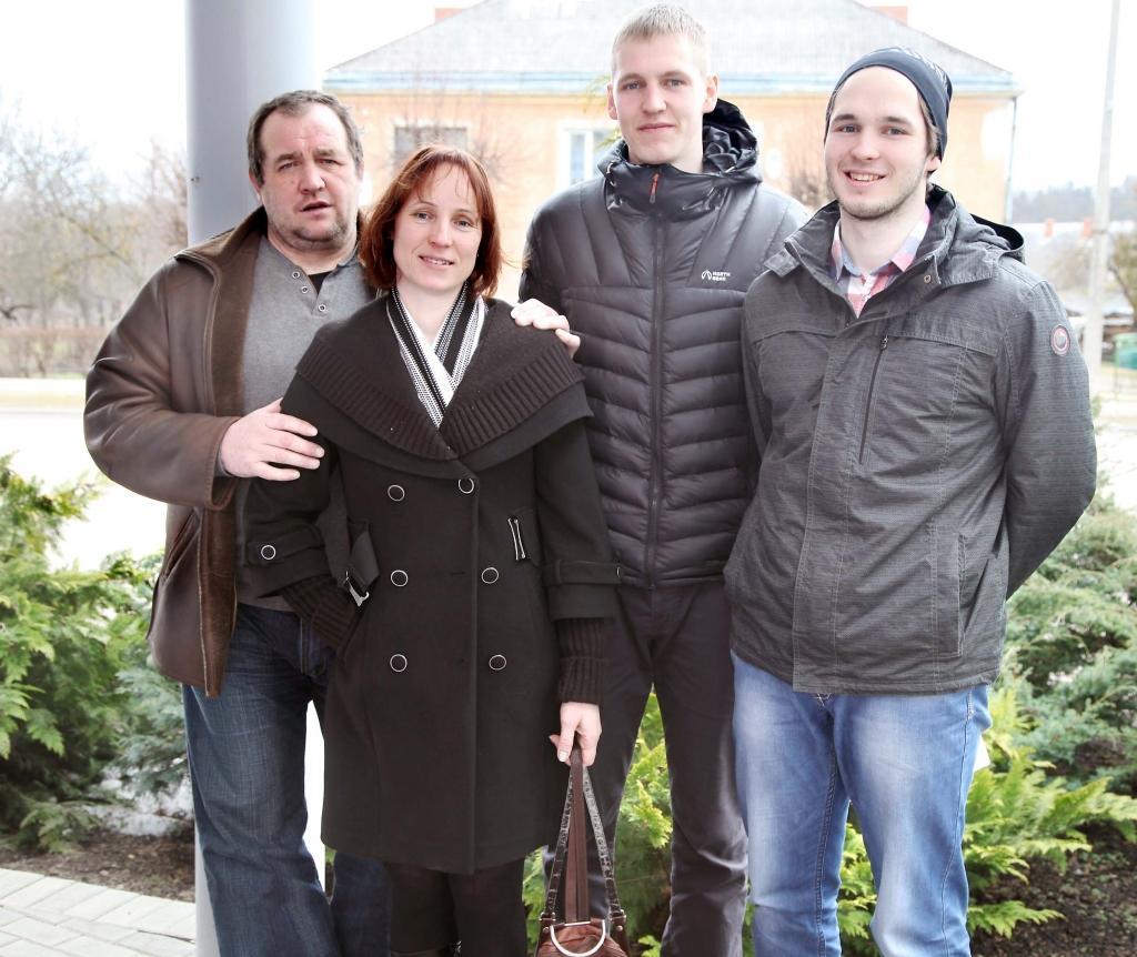 “Kas var būt vēl labāks, ja varam būt visi kopā!” saka Valērijs, Lāsma, Matīss un Miks Gabdulļini.  			    
Autors: Gatis Bogdanovs