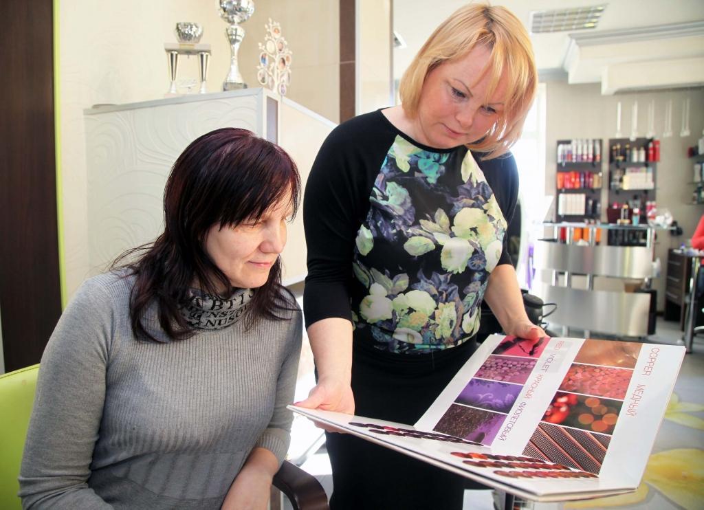 Friziere Inga Cimdiņa: “Mārīte uz pārvērtībām ieradās ar gariem, tumšiem, krāsotiem matiem. Matus viņa bija krāsojusi mājās pati. Tie bija tumšā baklažāna tonī, kas nebija viņas īstais tonis. Ļoti daudzas sievietes krāso šo toni, jo tas viegli piekrāso sirmās saknes, ir pietiekami tumšs, bet tam ir arī spilgtums, tomēr šis tonis bieži vien padara ne sevišķi labu  sejas ādu. Noņēmu šo violeto toni un matus krāsoju brūnā tonī, nedaudz saglabājot vēso toni. Ielikām arī divu toņu gaišākas šķipsnas, bet nevis lai radītu šķipsnu efektu, bet gan gaišuma efekta radīšanai. Matus nogriezu krietni īsākus. Kuplums tika panākts ar veidošanu. Griezums ir vienkāršs, pakāpenisks, lai veidojot varētu iegūt apjomu.”
Autors: Gatis Bogdanovs