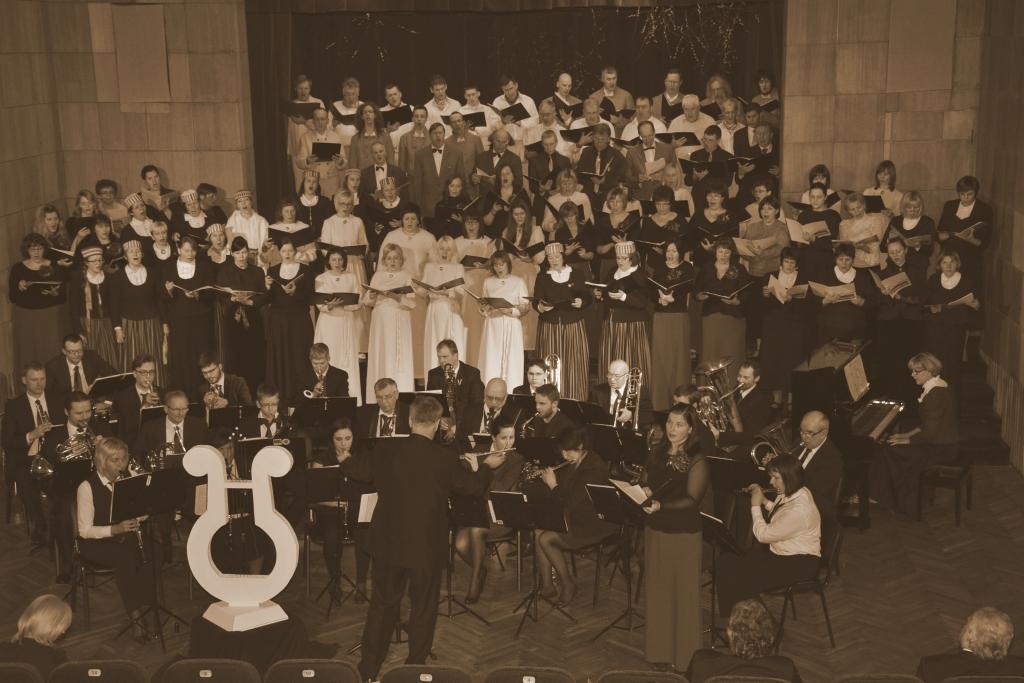 Dziedāšanas svētki „Gadsimts un dziesmas”, kas šī mēneša sākumā notika Lizuma kultūras namā un pulcēja aptuveni 150 dalībniekus no sešiem jauktajiem koriem, apliecināja, ka 135 gadus ilgajām dziedāšanas tradīcijām Lizumā ir ne tikai nezūdoša, bet arī tālejoša vērtība. „Mēs gaujmalieši viena saime, dziesmas mūsu prieks un laime. Kā vaideloši svētas liesmas reiz sargāja, lai nenodziest, tā sargāsim mēs savas dziesmas, lai neiznīkst tās, bet tāļu, tāļtāļu skan!” Šīs Velēnas korim veltītās himnas vārdi ir aktuāli joprojām. Himnas autors ir komponists Jāzeps Vītols. 
Autors: no personiskā arhīva