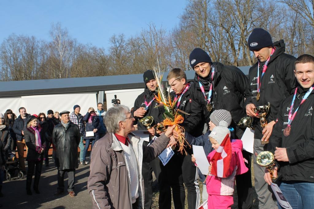 Zelta medaļas bobslejā divniekos Latvijas Ziemas Olimpiādē, protams, - Daumantam Dreiškenam un Oskaram Melbārdim. 