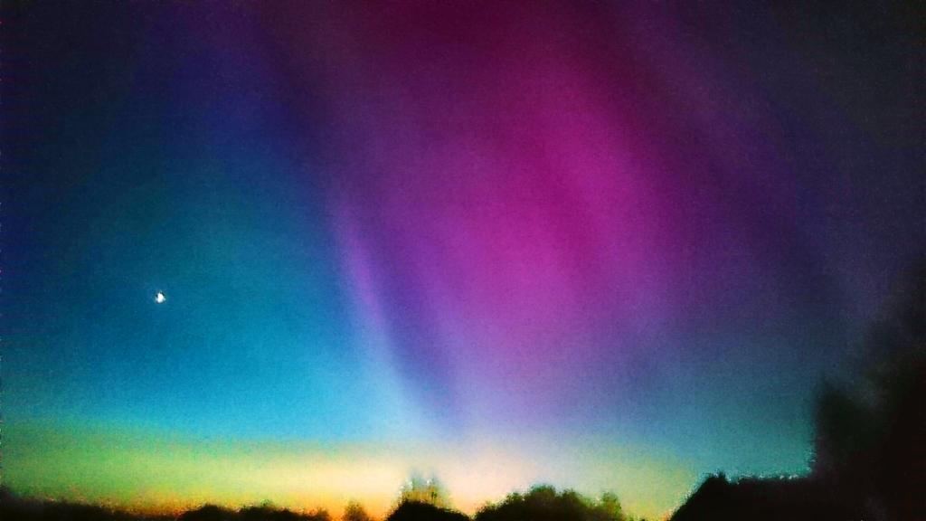 Tā kā visā valstī otrdien vakarā saglabājās skaidras debesis, laika apstākļi bija ideāli piemēroti polārblāzmas vērošanā. Ļoti labi to varēja vērot, atrodoties uz pļavas, aiz Gulbenes slimnīcas.	
Autors: Andris Lēģeris