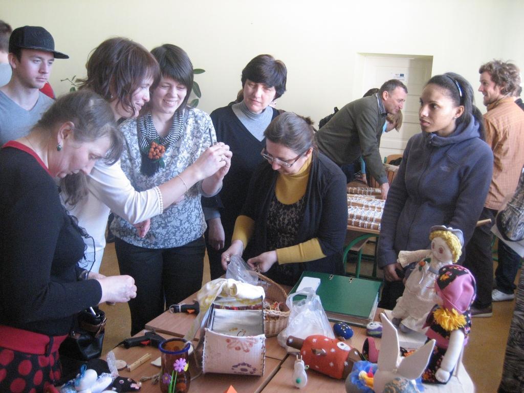 Ir, kur roku pielikt gan sievietēm, gan vīriešiem! Gulbenes novada amatnieki demonstrēja ciemiņiem dažādas prasmes un šo to arī iemācīja. Radošajām darbnīcām bija milzīga atsaucība. 	
Autors: Diāna Odumiņa