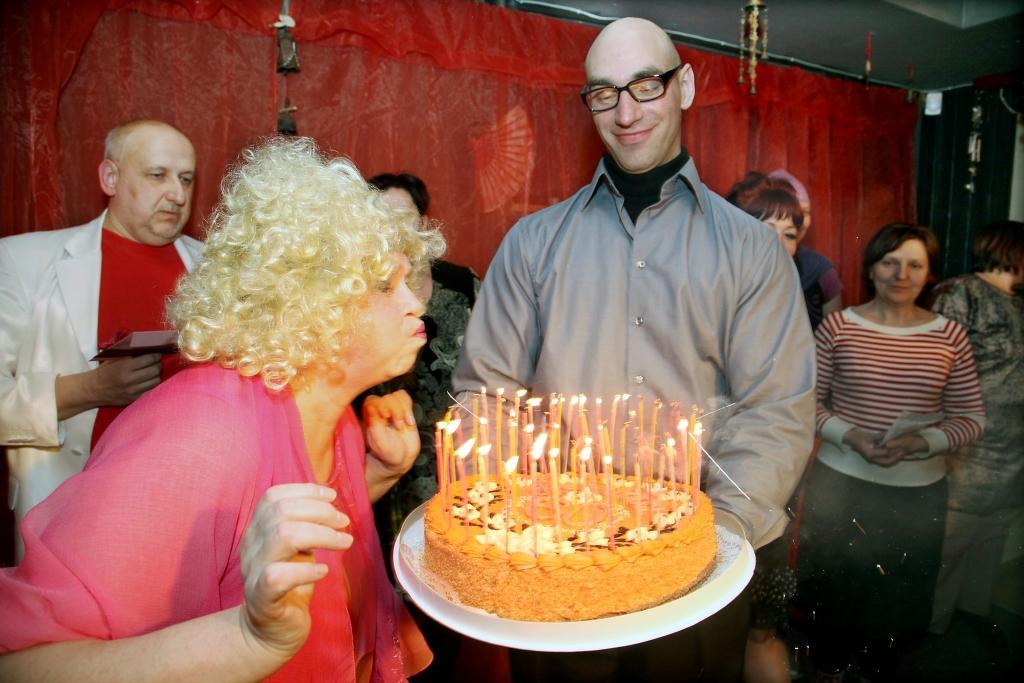 Gulbenes Tautas teātrim ir tapusi jauna kamerizrāde - traģikomēdija „Vīrietis”.  Titullomā - Astrīda Vilciņa, kura atveido zīlnieci. Šī ir viņas dzīves skaistās jubilejas benefice. Pēc izrādes Astrīdai bija jānopūš sešdesmit svecītes jubilejas tortē, ko bija sarūpējis teātris. Gulbenes Tautas teātra režisore Edīte Siļķēna bija izvēlējusies Astrīdas Vilciņas mentalitātei ļoti tuvu izrādi un lomu, tāpēc var teikt, ka galvenās lomas atveidotāja jutās kā savā ādā. Pati jubilāre gan pēc pirmās izrādes atzina, ka bijusi ļoti uztraukusies un baidījusies, kaut šis satraukums paliktu nepamanīts skatītājiem.
Autors: Gatis Bogdanovs