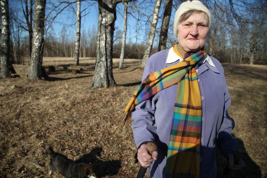 „Kad bērni man jautāja, ko vēlos saņemt dzimšanas dienas dāvanā, teicu, lai uzdāvina nūjas nūjošanai. Sanākam kopā vairākas seniores un pa Raiņa ielu aiznūjojam līdz pat Valmes ezeram un atpakaļ. Manos gados ir daudz jāstaigā, tad nebūs jāsūdzas, ka sāp kājas,” pārliecinājusies Maiga Birzniece.   
Autors: Gatis Bogdanovs