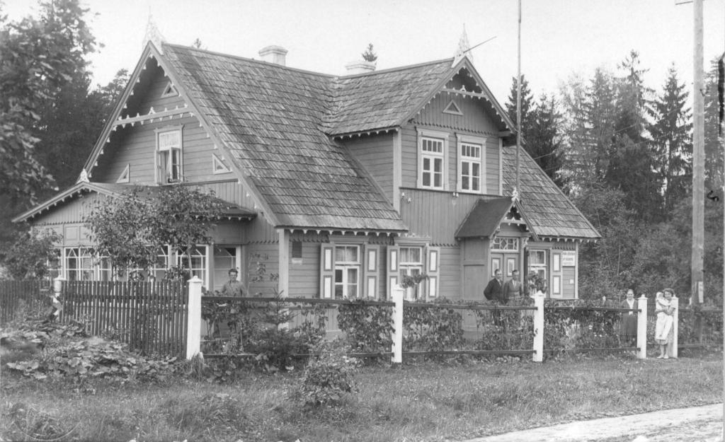 Tāda šī ēka Rīgas ielā 57 izskatījās pirms Otrā pasaules kara. Tā bija viena no skaistākajām dzīvojamajām mājām Gulbenē, zināma kā Rikveiļa māja. 
Autors: no Gulbenes novada Vēstures un mākslas muzeja arhīva