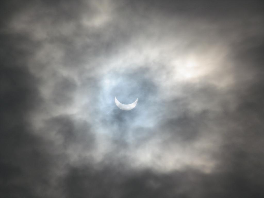 Tā šodien saules aptumsums izskatījās Gulbenē.
Autors: Aija Konrāde