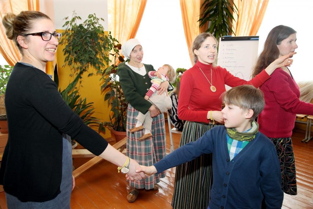 Divdesmit četru stundu garumā Druvienas pagastā tika ievibrēts pavasaris, iešūpota saule un svinēti pavasara saulgrieži. Lai būtu klāt šajā brīnišķīgajā un enerģētiski piepildītajā laikā, ceļu uz mazo, bet latvisko dzīvesziņu godājošo Druvienu bija mērojušas ģimenes ne tikai no Gulbenes novada, bet arī no Rīgas, Iecavas un citām Latvijas vietām
Autors: Gatis Bogdanovs