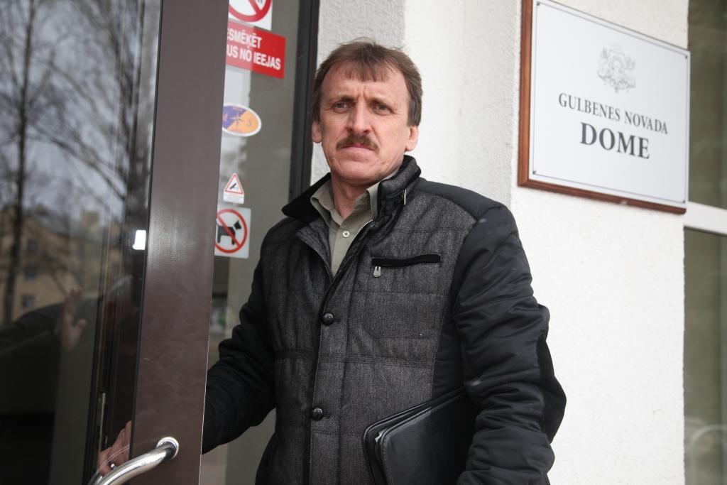 Ir vai nav sava teikšana?! Stāmerienas pagasta pārvaldes vadītājs Ainārs Brezinskis (attēlā) publiski ir uzsācis diskusiju par lielākas neatkarības piešķiršanu pagasta pārvaldēm, jo uz vietas vislabāk zina, kas iedzīvotājiem vajadzīgs. Arī paši pārvaldnieki vēlas būt atbilstoši novērtēti. 		
Autors: Gatis Bogdanovs