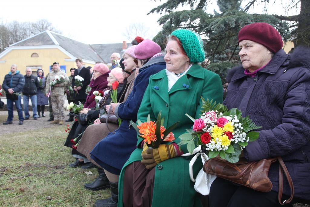 25.marts ir diena, kad pirms 66 gadiem notika visplašākā Latvijas iedzīvotāju izsūtīšana uz Sibīriju un citiem attāliem apgabaliem. Šos sāpīgos notikumus daudzās jo daudzās ģimenēs joprojām atceras ar smagiem pārdzīvojumiem un asarām acīs. Politiski represētie un viņu tuvinieki, skolēni ar saviem skolotājiem, zemessargi, pašvaldības pārstāvji vakar pulcējās Gulbenes dzelzceļa stacijā uz piemiņas pasākumu. 
Autors: Gatis Bogdanovs