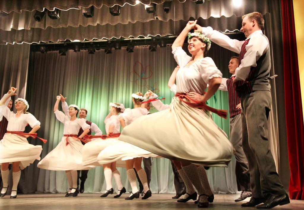 Gulbenes kultūras centra jauniešu deju kopas “Zelta Rūsiņš” dejotāji deju skatē izpelnījās nedalītas skatītāju ovācijas. Žūrija jauniešu sniegumu novērtēja atzinīgi, piešķirot ausgtākajai pakāpei atbilstošu vērtējumu. Par to prieks arī kolektīva vadītājai Edītei Ķikustei.    
Autors: no arhīva