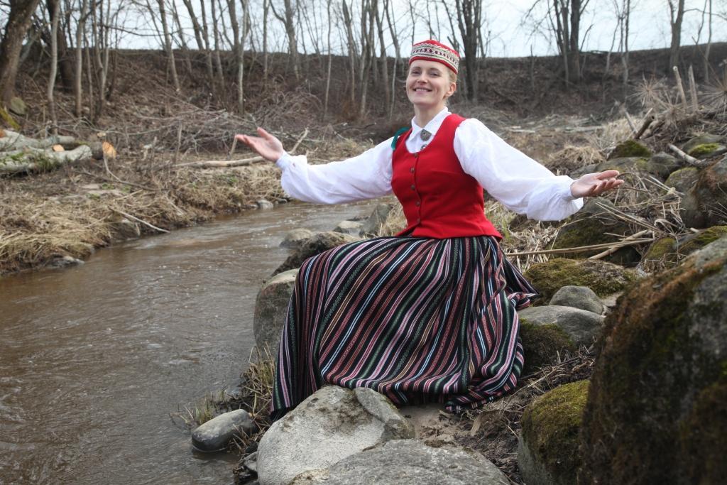 Diāna Tuča jau sesto gadu vada Beļavas tautas nama vidējās paaudzes deju kolektīvu “Ega”. Šajā sezonā kolektīvs ir izvēlējies dejot augstākas sarežģītības dejas un skatē ieguvis 2.pakāpi.
Autors: Gatis Bogdanovs