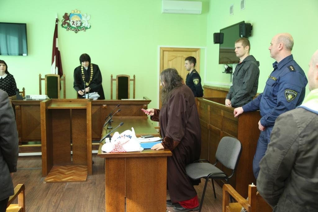 Apsūdzētais Edvards Ginevičs tiesā pastāstīja, ka agresija viņā sāka krāties jau bērnībā, redzot, kā tēvs sit māti. Negatīvu iespaidu atstājis arī vairāku gadu darbs lopkautuvē. Tagad viņš meklē glābiņu ticībā Dievam. 	
Autors: Gatis Bogdanovs