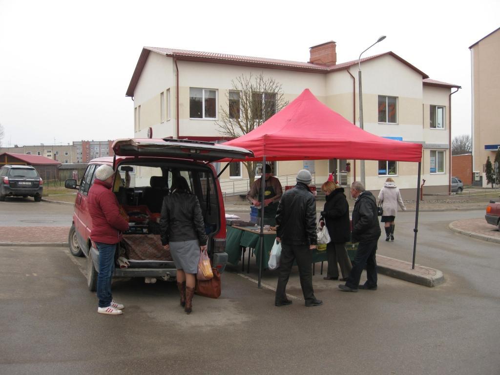 Tikai deputāte Ieva Grīnšteine iestājās par to, lai tirdzniecība arī turpmāk notiktu Rīgas ielā pie veikala “Santa”. Viņa piebilda, ka vecākiem cilvēkiem arī nebūs spēka aiziet uz tirgu teju kilometru. 		
Autors: Diāna Odumiņa
