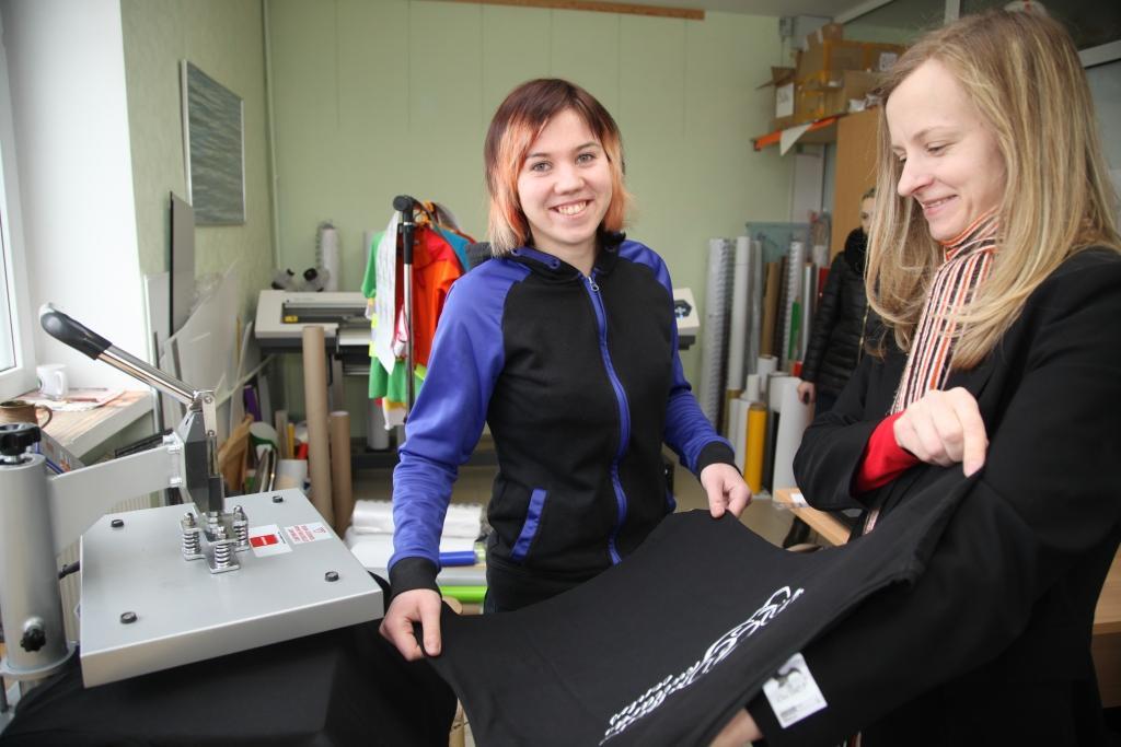 Signija Krūmiņa (no kreisās) pirmo darba pieredzi gūst SIA “DMS Sfēra”, kas ir radošs uzņēmums, kurš dibināts ar mērķi kļūt par augstvērtīgu pakalpojumu sniedzēju reklāmas un poligrāfijas tirgū. Tā īpašniece Eva Vīksniņa stāsta, ka viens no Signijas darba pienākumiem ir arī krekliņu apdruka.
Autors: Gatis Bogdanovs