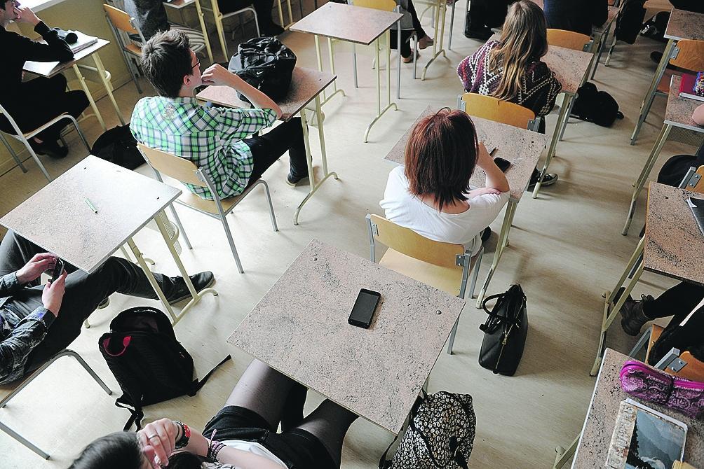 Eiropā katram ceturtajam, turpretim Latvijā nedaudz vairāk nekā katram desmitajam pieaugušajam ir tikai pamatizglītības apliecība. Speciālisti gan uzskata, ka nav pamata priecāties, jo situācija ir drūma. 
Autors:  Kristaps Kalns (