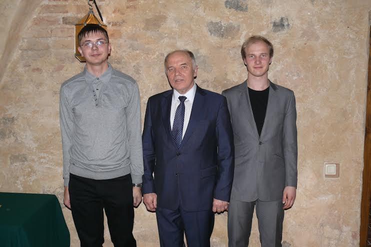 No kreisās: stipendiāts Armands Sebris, ziedotājs Edvīns Samulis un stipendiāts Andris Locāns.
Autors: no Vītolu fonda arhīva