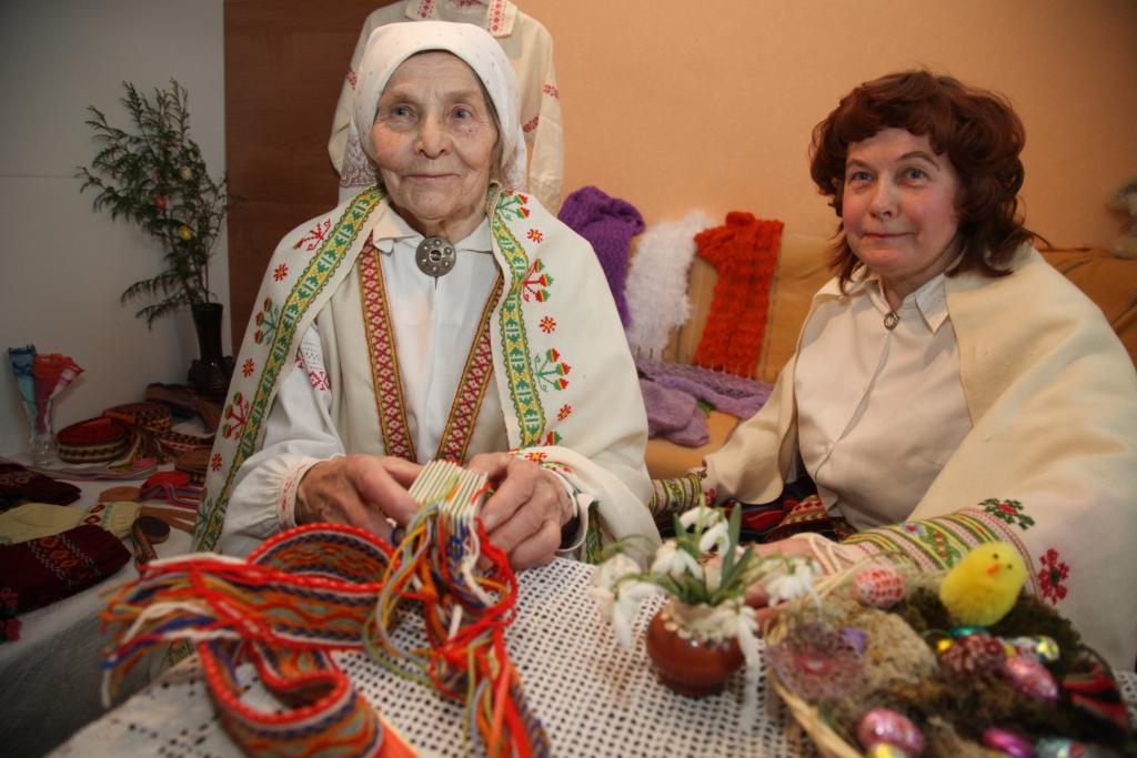 Stradu pagasta Zeltalejā kopā ar meitu Ingrīdu dzīvo astoņdesmit divus gadus vecā Helēna Šakina, kura, neraugoties uz savu vecumu, ir apbrīnojama rokdarbniece, viņa izšuj, ada, tamborē, mezglo, kā arī auž skaistas jostas celaiņu tehnikā. Jostu darināšanai šajā tehnikā Helēna izmanto nelielas kvadrātveida plāksnītes.
Autors: Gatis Bogdanovs 
