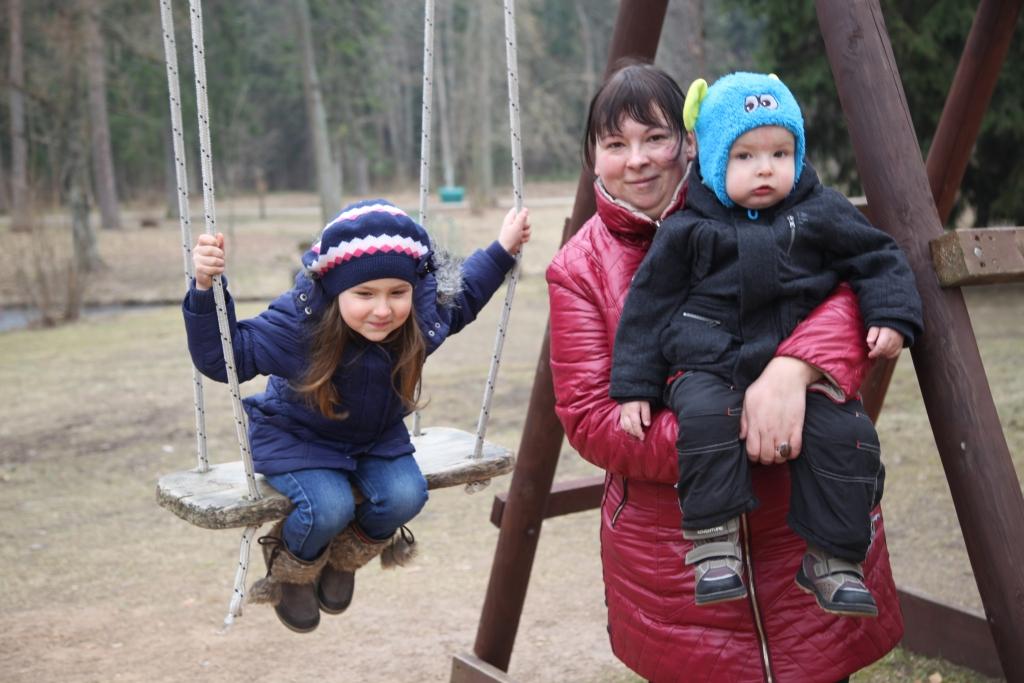 Arī Vorobjevu ģimene Lieldienās cenšas ievērot visas tradīcijas, noteikti dodoties arī kārtīgi izšūpoties. Attēlā – mamma Anita kopā ar bērniem Ričardu un Gabrielu, tētis Ainis nebija klāt fotografēšanās brīdī. 
Autors: Gatis Bogdanovs