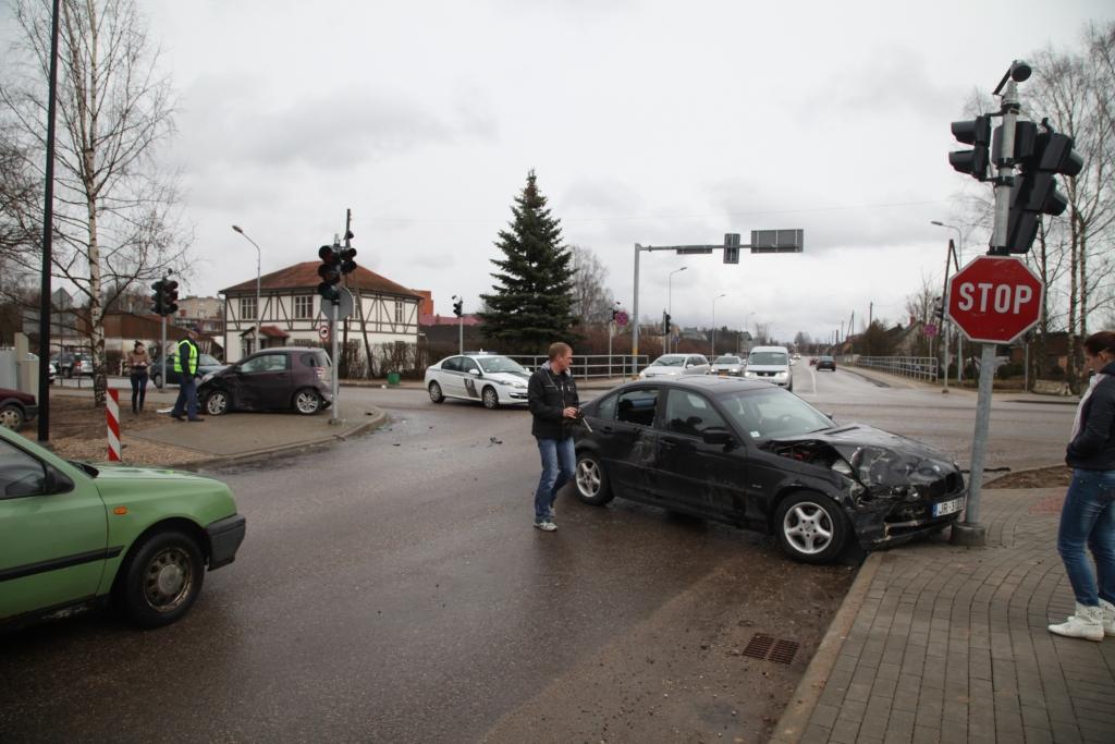 Kā policijai sākotnēji skaidroja automašīnas “Toyota” vadītāja, viņa bija nogurusi un tāpēc, visticamāk, neievēroija “Stop” zīmi. Rezultātā notika sadursme ar automašīnu “BMW”.
Autors: Gatis Bogdanovs