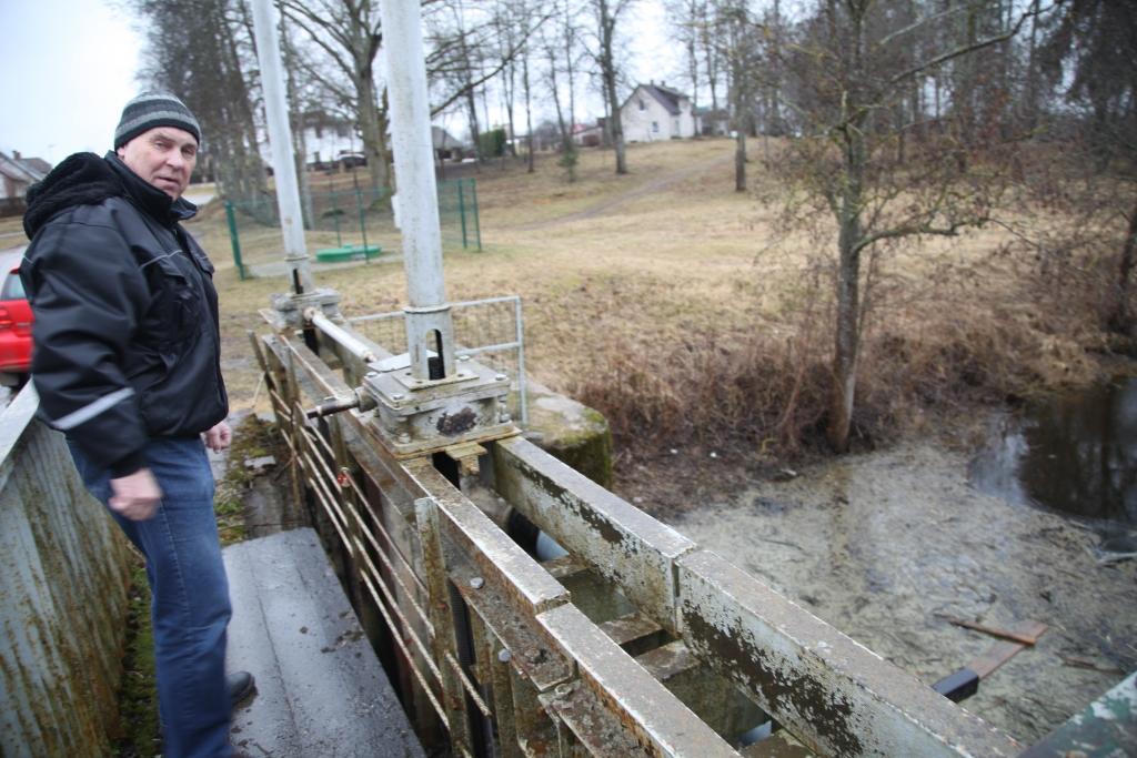 Jānis Krastiņš uzsver, ka abas slūžas (gan tās, kas ir uz Vidus ielas, gan tās, kas uz Dzirnavu ielas) tiek uzmanītas vismaz divas reizes dienā.	
Autors: Gatis Bogdanovs