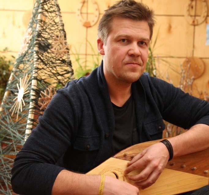 „Pieteicos pie koklētājas Laimas Jansones, lai man ierāda kokles spēli. Saliekot kopā tradicionālo ar mūsdienīgo, rodas jauna enerģija, spēks un jauda. Man ir pašam sava kokle, kas izgatavota Druvienā,” saka novadnieks Normunds Zalpēteris, kurš kopā ar aktīvu, vienādi domājošu cilvēku grupu – Druvienas cilti - ir gatavs Druvienā veidot latviskās dzīvesziņas centru. 	
Autors: Gatis Bogdanovs