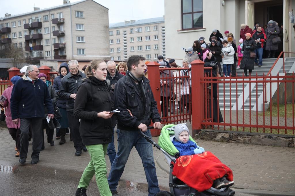 Krusta ceļš apvieno vairākas paaudzes - mazus bērnus, viņu vecākus un seniorus. Šogad Krusta ceļš sākās no Gulbenes katoļu baznīcas.
Autors: Gatis Bogdanovs