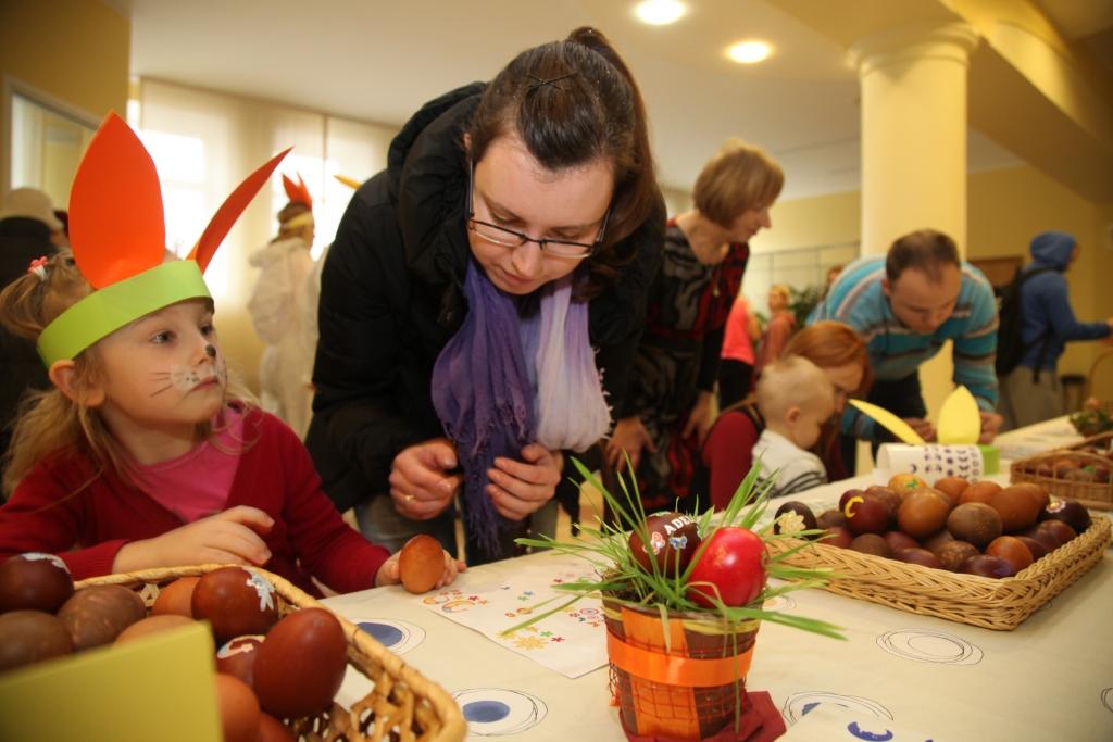 Katrs Lieldienu pasākuma dalībnieks varēja izvēlēties, ar kādām uzlīmēm rotāt Lieldienu olu. No uzlīmēm uz olas varēja izveidot arī savu vārdu. 	
Autors: Gatis Bogdanovs
