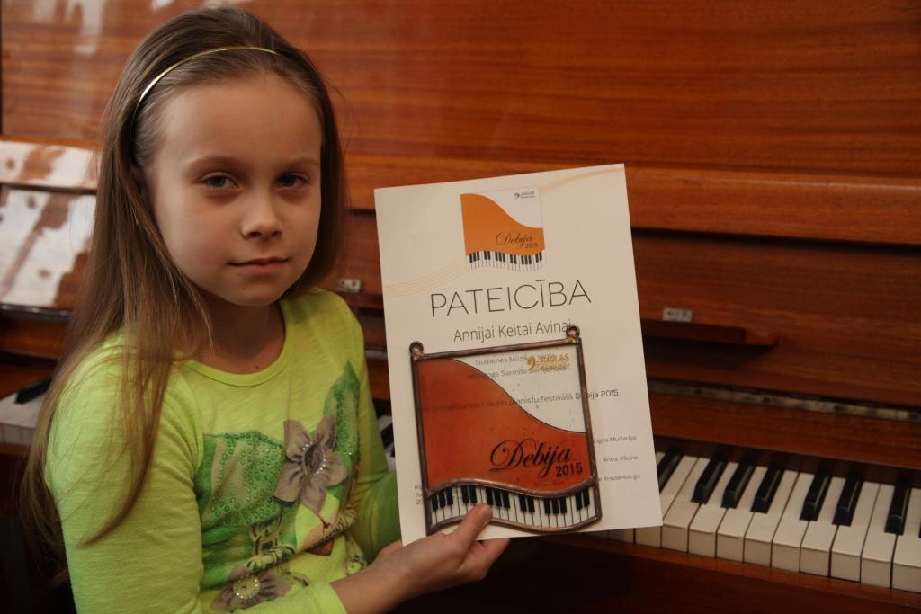 Gulbeniete Annija Keita Avina pirmajā jauno pianistu festivālā „Debija 2015”  bērnu mūzikas skolu pirmo klašu audzēkņu grupā starp 41 konkurentu ieguva pateicību un galveno balvu. 

Autors: Gatis Bogdanovs   