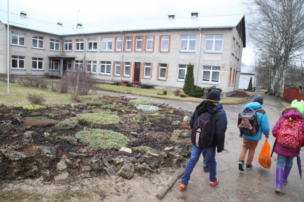 Šis ir pēdējais mācību gads, kad uz Bērzu sākumskolu zinības dodas apgūt skolēni. Kas tajā saimniekos pēc tam? Pagaidām ir zināms vien tas, ka tukšās tās nepalikšot.		
Autors: Gatis Bogdanovs