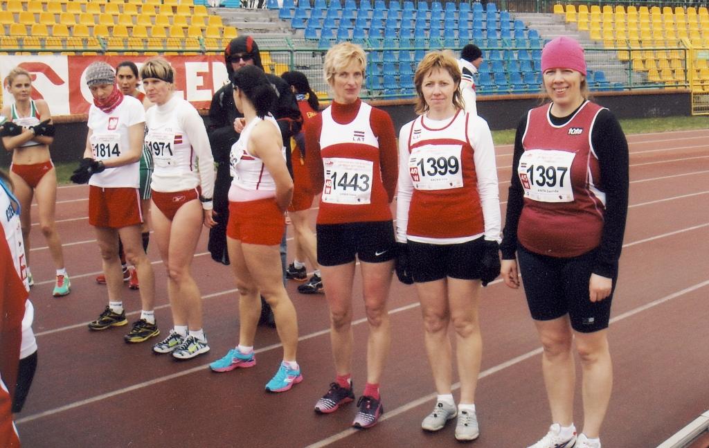 Anita Žavrida (no labās), Irita Bačka un Inese Sirmā pulcējas startā 5 kilometru soļojumam.	
Autors: no personiskā arhīva