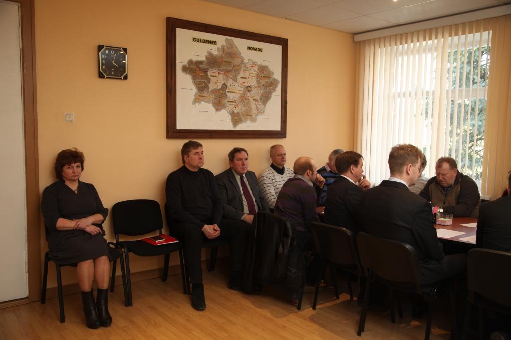 Gulbenes novada domes ārkārtas sēde vakar notika novada domes priekšsēdētāja Nikolaja Stepanova darba kabinetā un ilga vien piecas minūtes.
Autors: Evita Brokāne