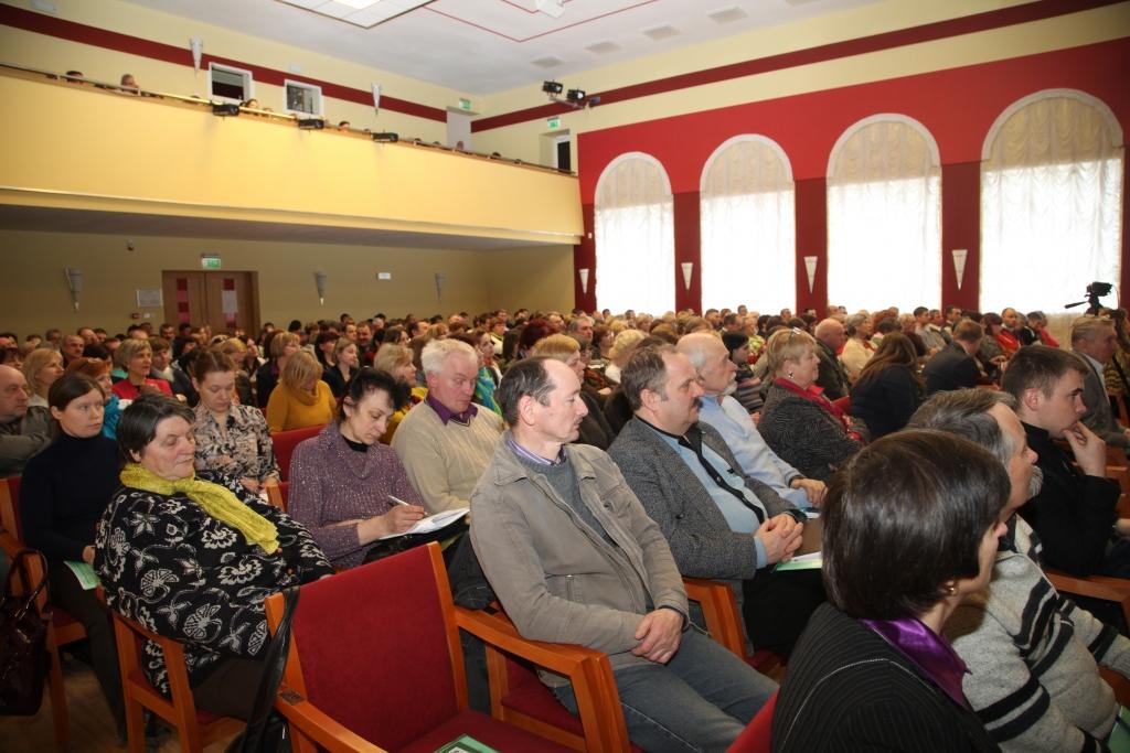 Zemkopības ministrijas reģionālajā konferencē Gulbenē bija pulcējušies lauksaimnieki gan no Gulbenes novada, gan arī kaimiņu novadiem. Kamēr vieni tikai uzmanīgi klausījās, citi cītīgi steidza pierakstīt galvenos plašās informācijas faktus.	
Autors: Evita Brokāne