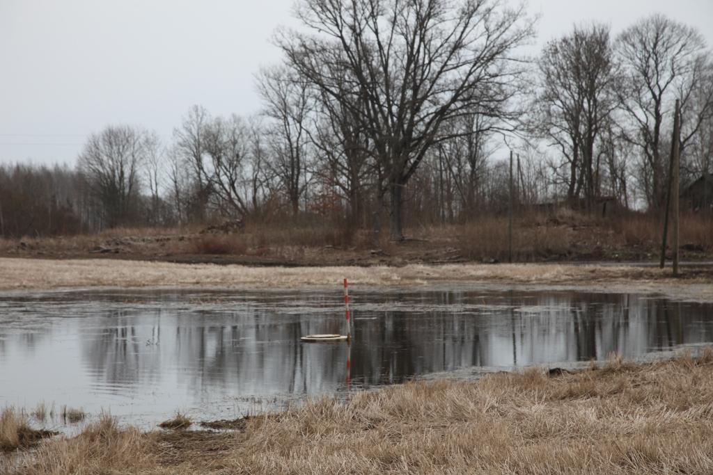 Jaungulbenes pagasta pašvaldībai piederošajā septiņus hektārus lielajā zemes gabalā „Rudzīši”, kur pērn tika renovēta meliorācijas sistēma, šobrīd izveidojies pamatīgs dīķis. Diemžēl „Rudzīšiem” piegulošo privāto zemes gabalu meliorācijas sistēmu caurplūde ir pārāk maza, lai spētu novadīt tālāk lielo ūdens daudzumu. 	
Autors: Evita Brokāne