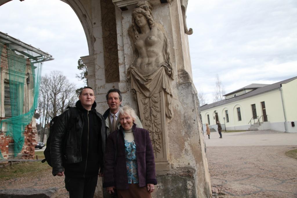 Kristians, Ilona un Viktors vakar piedalījās Ludolfa Liberta 120 gadu jubilejai veltītajā konferencē, apskatīja arī mākslinieka darbu izstādi muzejā. Patricija šoreiz nevarēja būt kopā ar ģimeni, jo ir devusies uz Franciju. Fotografēties Kristians izvēlējās pie kailās sievietes skulptūras, kas rotā Balto pili.
Autors: Evita Brokāne