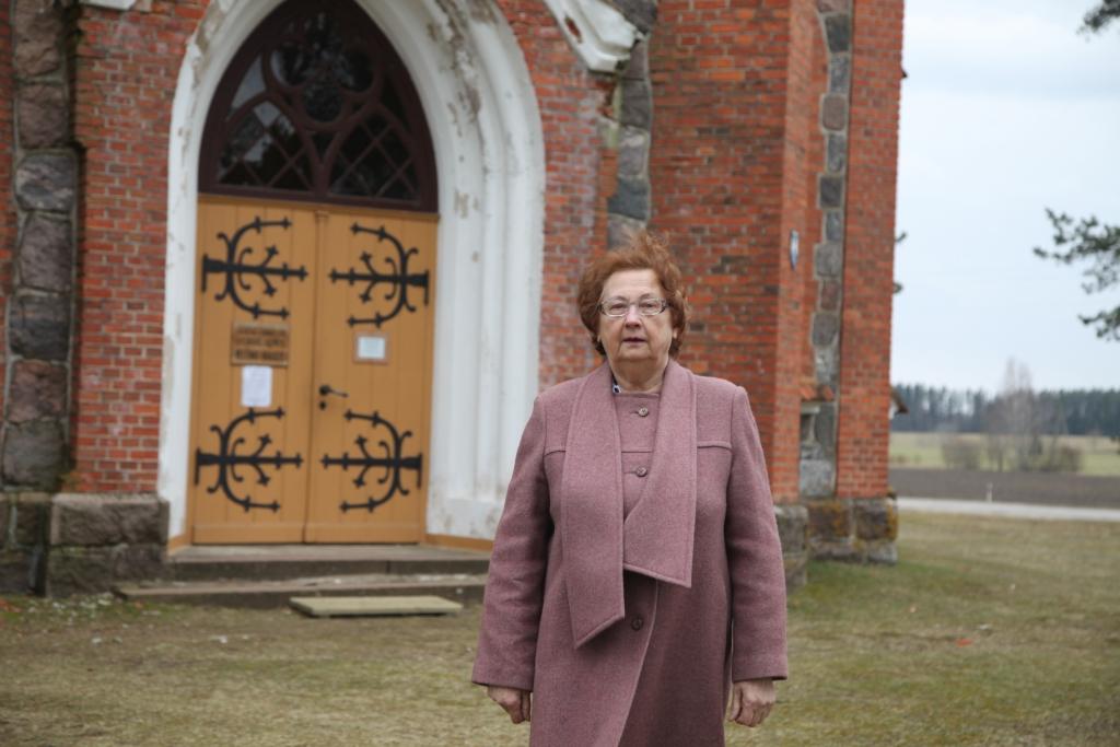 Velēnas baznīca atrodas turpat netālu no Guntas Stradiņas mājām. Viņa ir pārliecinājusies un zina, ka baznīca dod spēku.  
Autors: Evita Brokāne