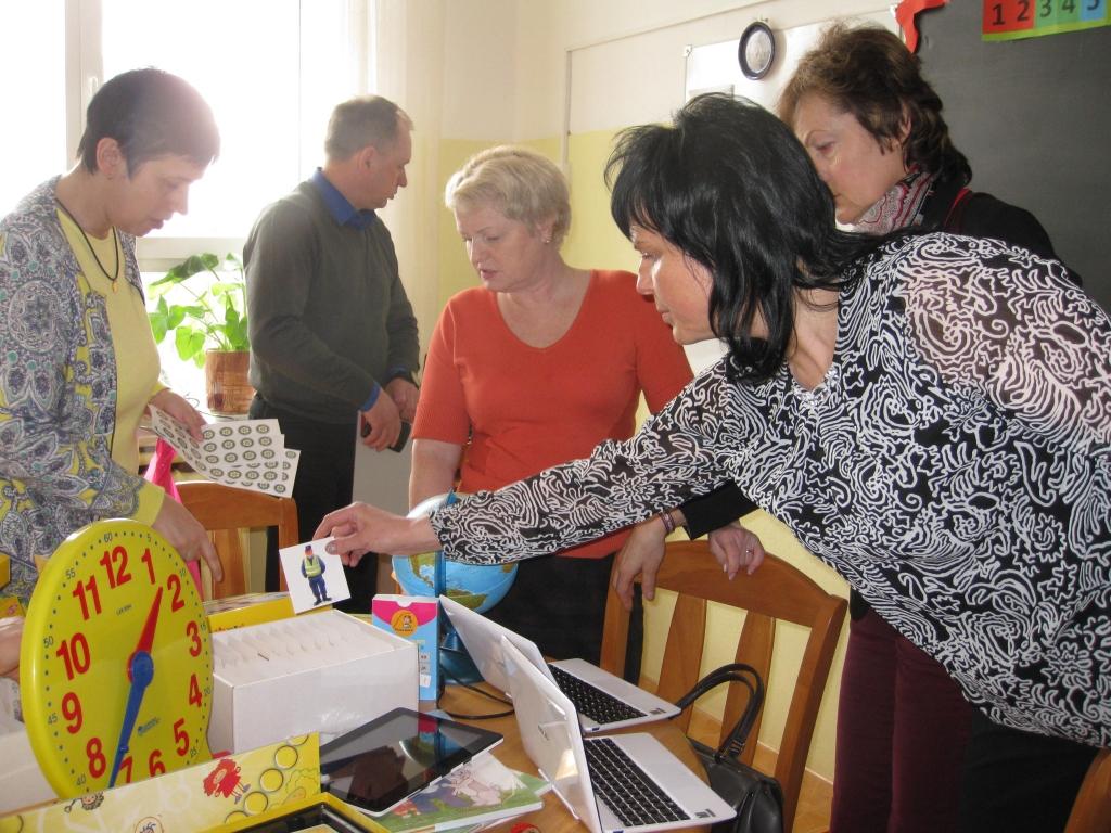 Gulbenes Rotari klubs sadarbībā ar pašvaldību un ārzemju partneriem ir sarūpējis vajadzīgu dāvanu tiem Gulbenes vidusskolas skolēniem, kuri izglītību apgūst pēc speciālām mācību programmām. 
Autors: Malda Ilgaža