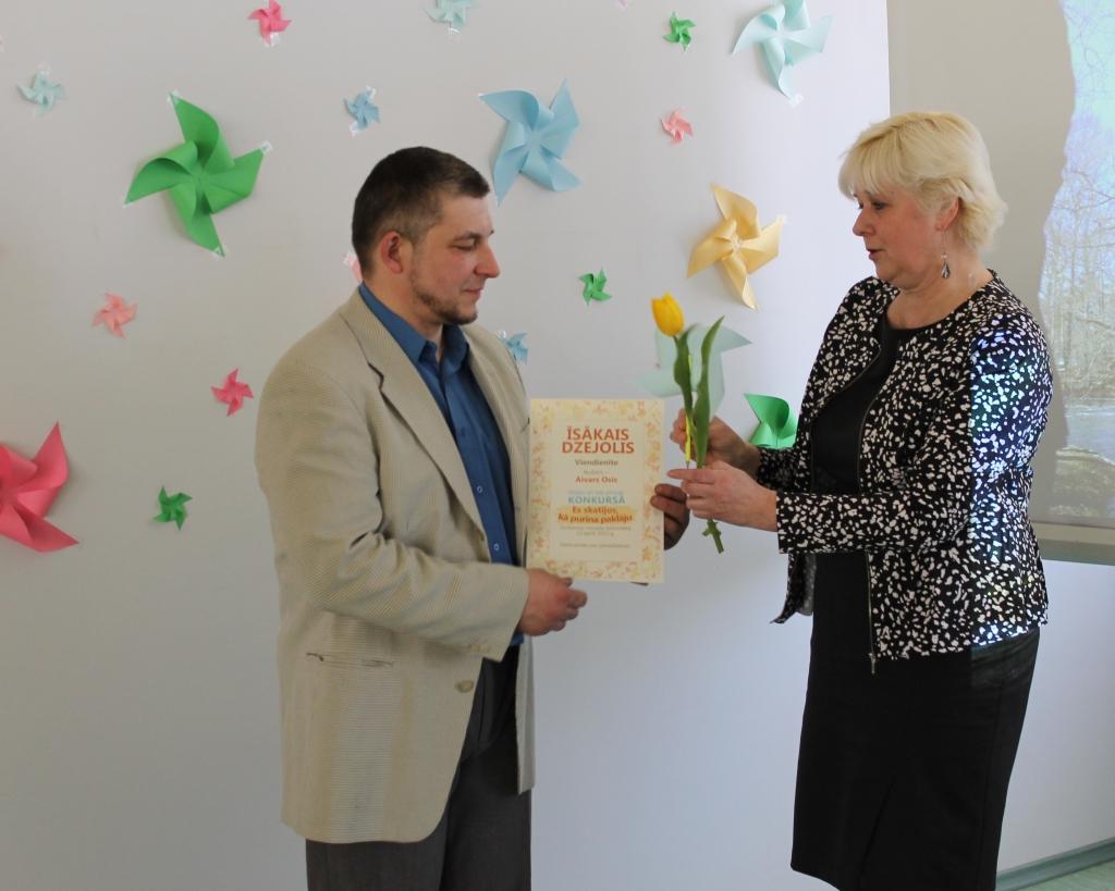 Aivars Osis šoreiz savas pārdomas bija ietērpis dažos vārdos. Viņam tika piešķirta nominācija kā īsāka dzejoļa autoram. 	
Autors: Daiga Kalinka