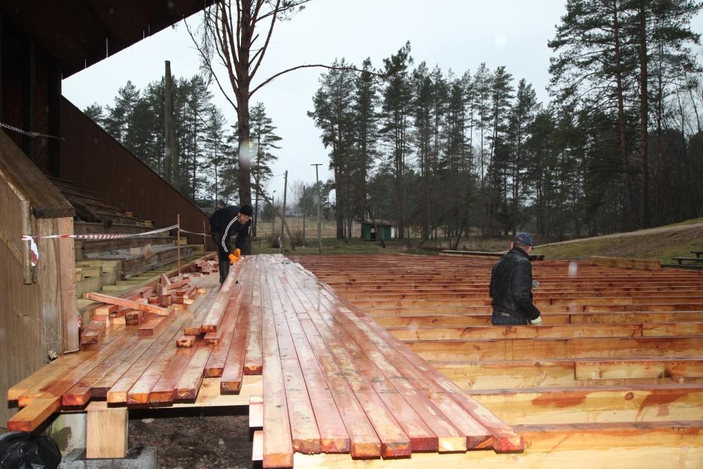 Pagasta vīri nojauca veco grīdu gan estrādei, gan arī tiltiņam un tagad tā top no jauna.  
Autors: Evita Brokāne