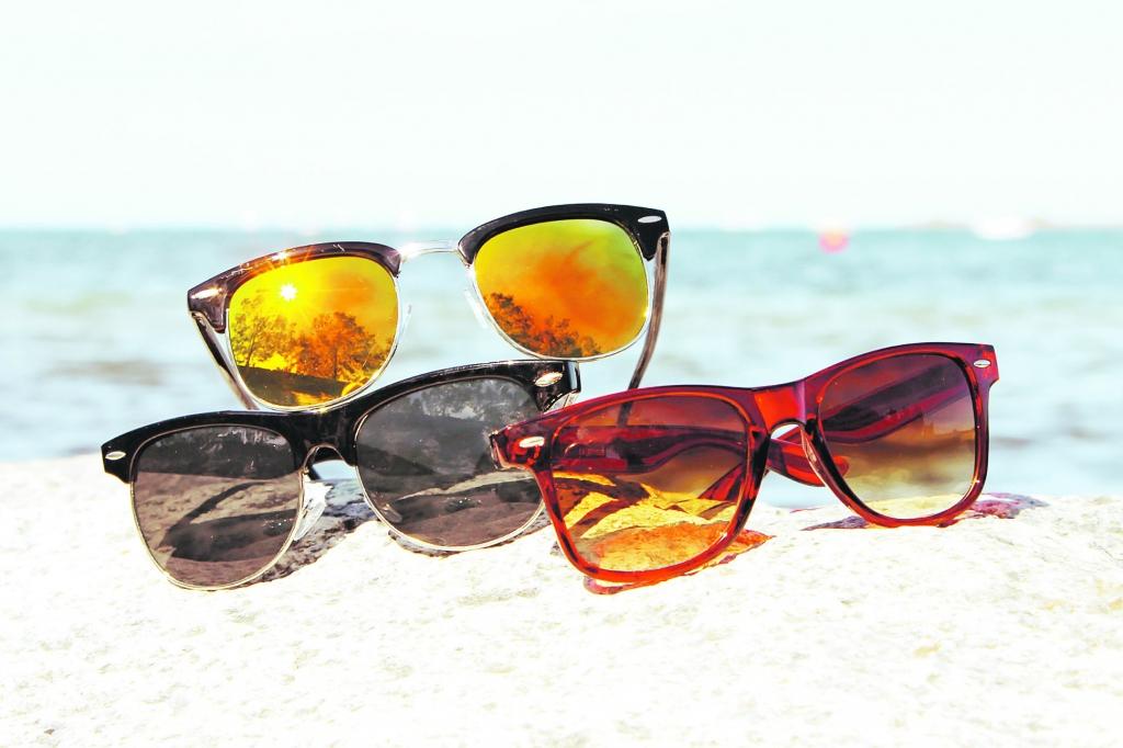 Uz modes skatuves parādās arī jauna dizaina brilles, bet gudrāk ir izvēlēties sejas tipam atbilstošas. Ovālai sejai piestāv taisnstūrveida vai rombveida briļļu ietvari, apaļai – plati, kvadrātveidīgai sejai – ovāli, bet rombveidīgai sejai iesaka brilles, kam augšdaļa ir platāka par apakšējo.	
Autors: NO saulesbrilles.lv