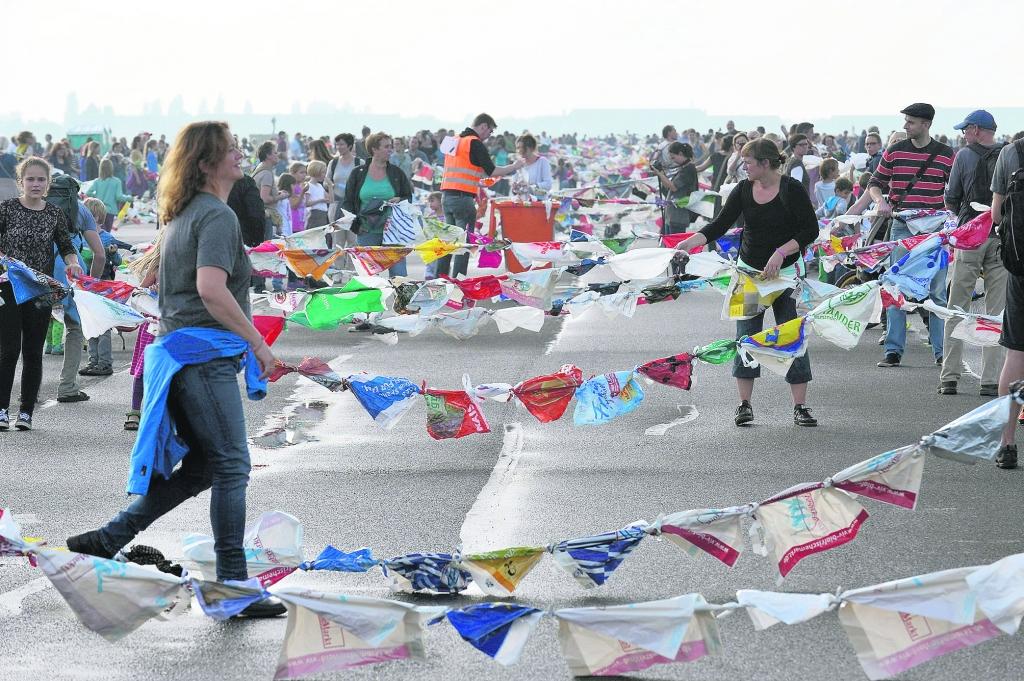 Lai pievērstu uzmanību vienreiz lietojamo plastmasas maisiņu radītajam piesārņojumam, pērn septembrī Vācijas galvaspilsētas Berlīnes iedzīvotāji izveidoja deviņus kilometrus garu ķēdi no 30 tūkstošiem plastmasas maisiņu. 
Autors: EPA/LETA
