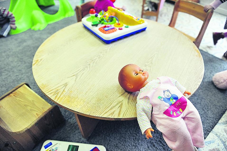 Latvija izvirzījusi mērķi līdz 2020. gadam samazināt nabadzības riskam pakļauto bērnu īpatsvaru līdz 20%. Liela nozīme šajā ziņā būs pakalpojumu pieejamībai, tajā skaitā rindām bērnudārzos un brīvpusdienām. 
Autors: Kristaps Kalns, (