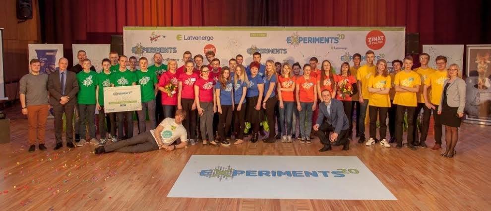 Gulbenes 2. vidusskolas komanda „Cunami” – zilajos krekliņos.
Autors: no 