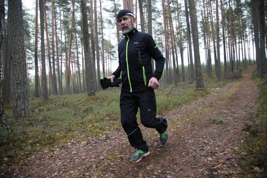 Tirzmalietis Jānis Supe jau vairākus gadus aktīvi piedalās dažādās sacensībās, pārstāvot gan savu pagastu dažādos mačos, gan arī ar ļoti labiem panākumiem startējot pusmaratonos. Šajā ziemā Jāni pieveica slimība. Pēc ilgstošas ārstēšanās gan Gulbenē, gan Rīgā šobrīd viņš ir apņēmības pilns atsākt sportot, pamazām, ļoti mierīgi un lēnām sākot trenēties. Pa šiem gadiem Jānis ir piedalījies daudz un dažādās sacensībās, īpaši daudz sacensību bijis pērn. Jāpiebilst, ka pērn viņš noskrējis deviņus pusmaratonus un vienu 30 kilometru distanci. Jānis ir cītīgs skriešanas seriāla “Skrien Latvija” dalībnieks. “Trīs sezonas savā vecuma grupā esmu uzvarējis un vienreiz bijis 2.vietā.” 	
Autors: Gatis Bogdanovs