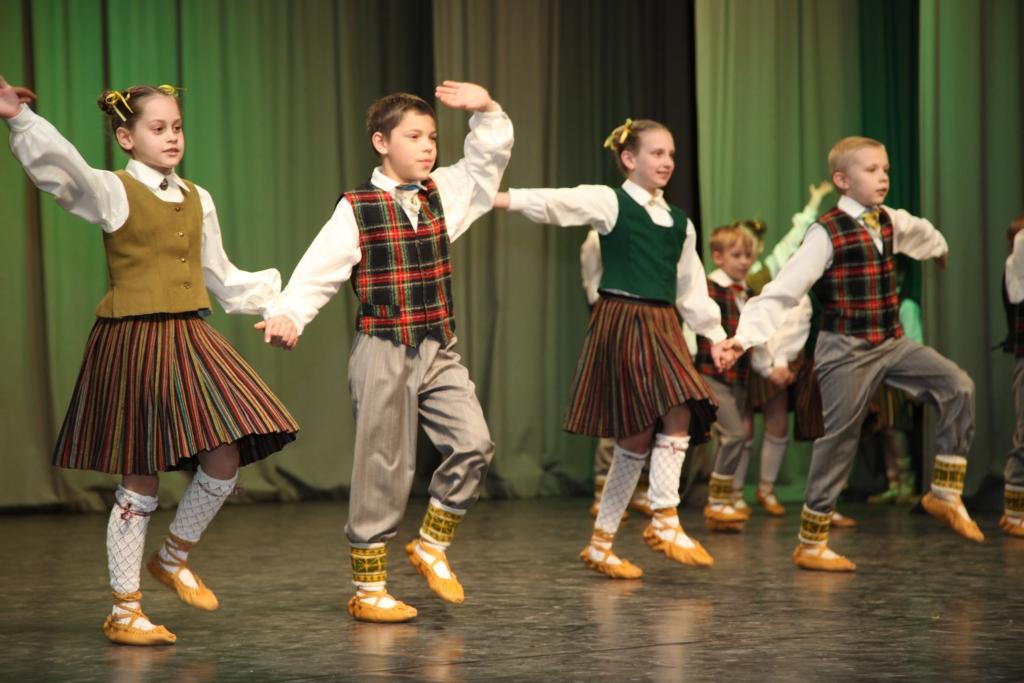 Jaungulbenes tautas nama bērnu deju kolektīvs, ko vada Diāna Tuča, kvalitātes C grupā piecu kolektīvu konkurencē skatē ieguva pirmo pakāpi un 40,2 punktus. 	
Autors: Gatis Bogdanovs