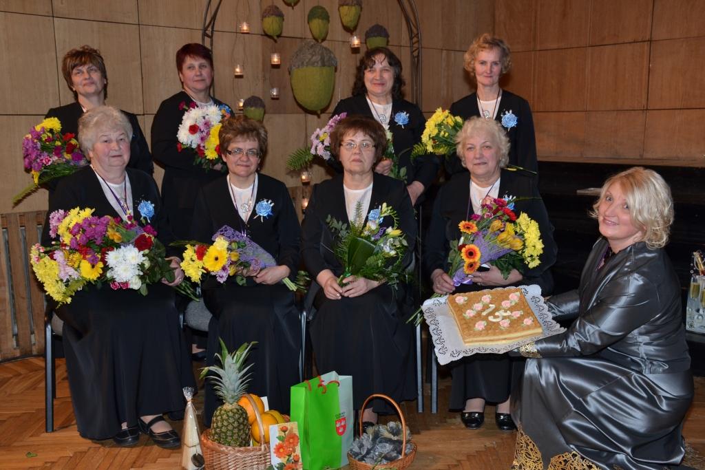 Lizuma kultūras nama senioru sieviešu vokālā ansambļa dalībnieces kopā ar vadītāju Anitu Ledaini (centrā) un Lizuma kultūras nama vadītāju Elitu Dūti (no labās) savu 15 gadu pastāvēšanas jubileju nosvinēja, dāvinot klausītājiem skaistas dziesmas. 	
Autors: Eva Āboliņa
